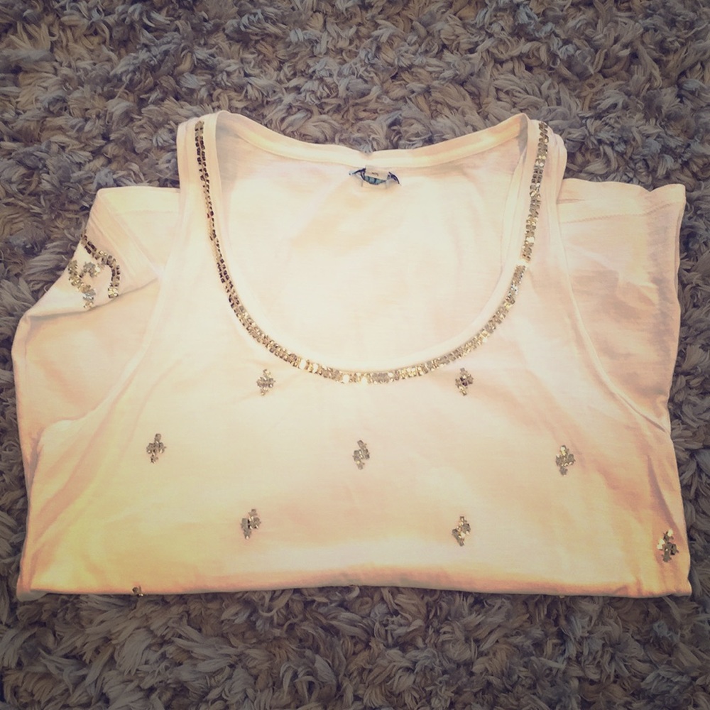 White sleeveless shirt